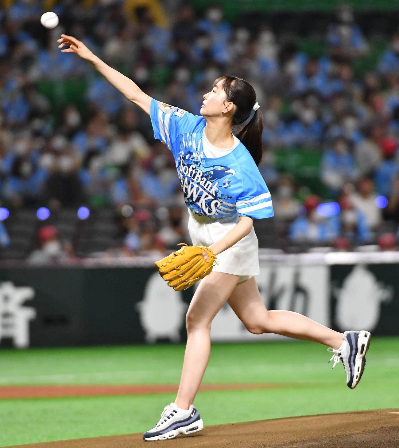 ソフトバンク対ロッテ　セレモニアルピッチを務めたモデル、女優の井桁弘恵（撮影・岩下翔太）