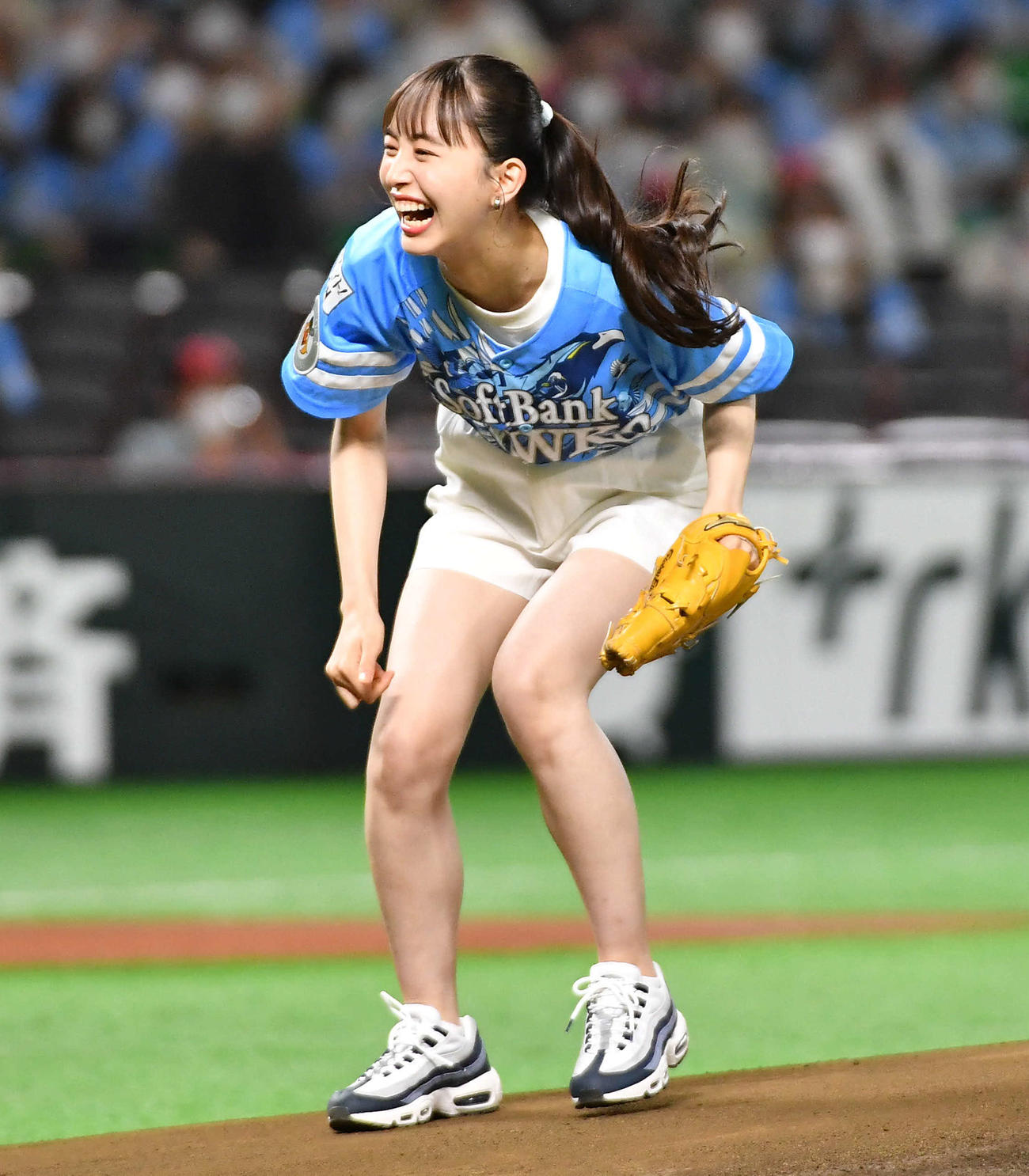 ソフトバンク対ロッテ　セレモニアルピッチを務めたモデル、女優の井桁弘恵（撮影・岩下翔太）