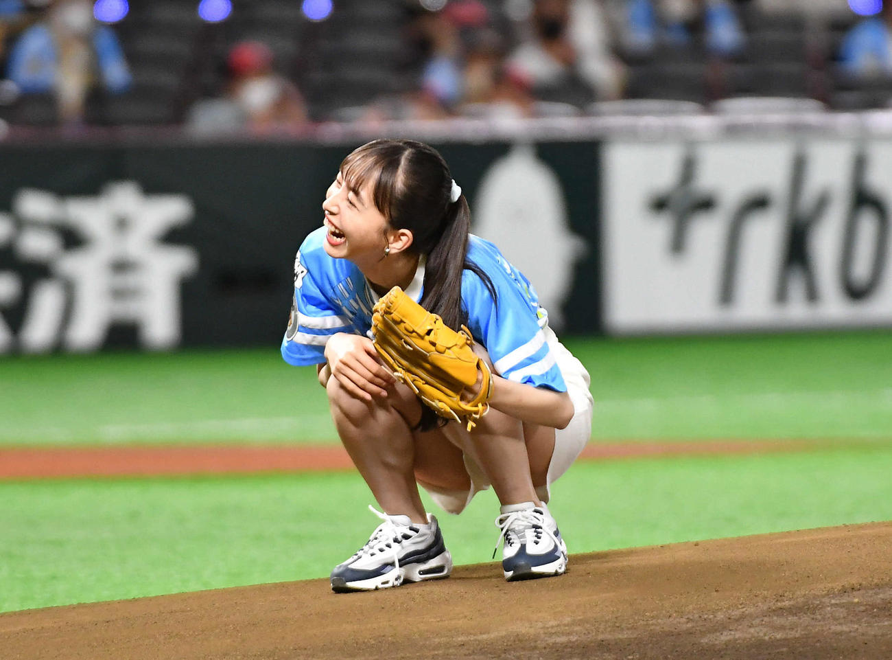 ソフトバンク対ロッテ　セレモニアルピッチを務めたモデル、女優の井桁弘恵（撮影・岩下翔太）
