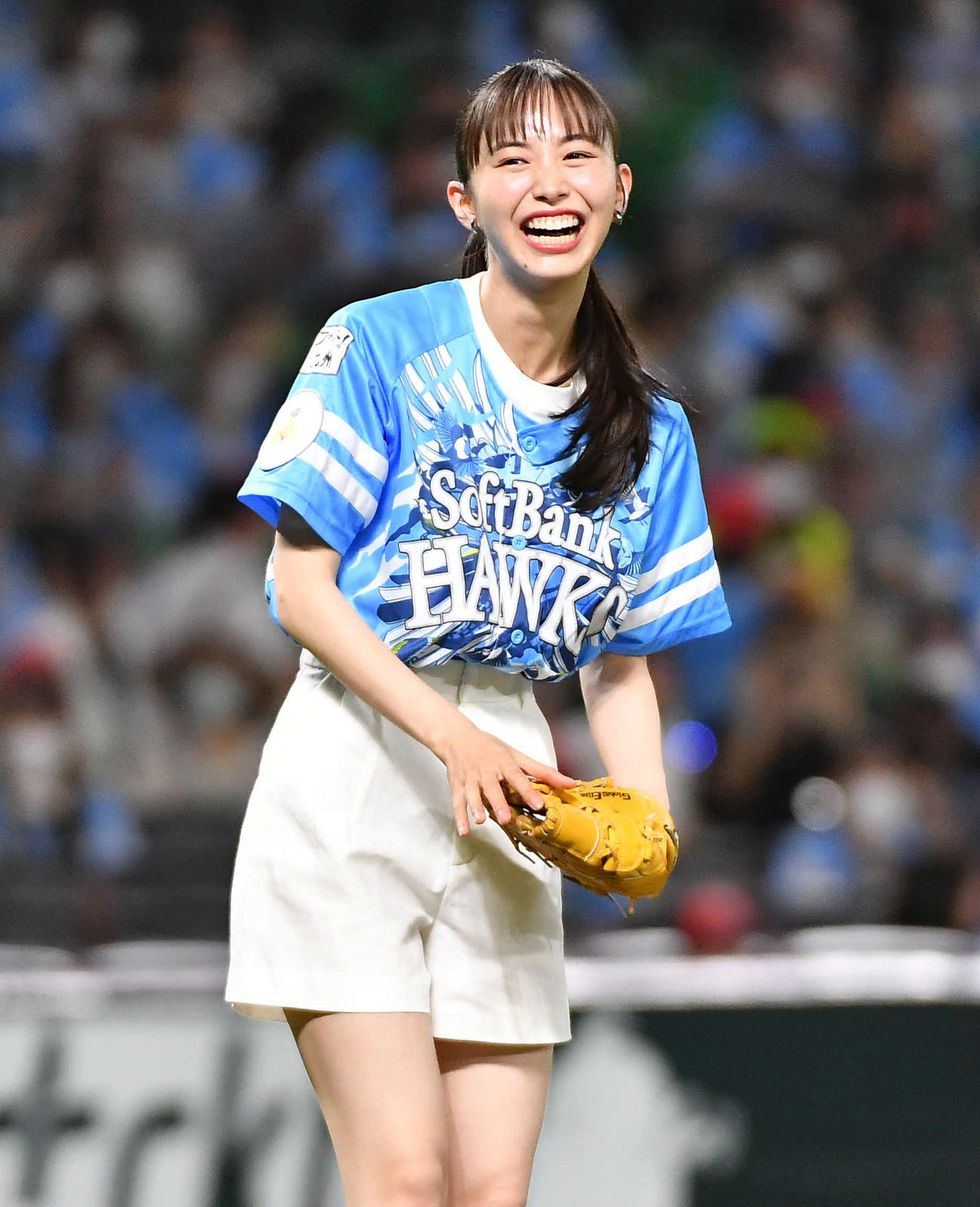 ソフトバンク対ロッテ　セレモニアルピッチを務めたモデル、女優の井桁弘恵（撮影・岩下翔太）