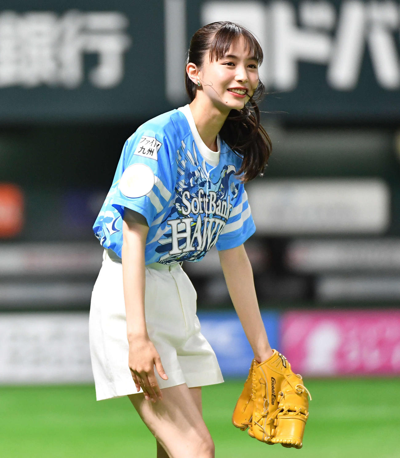 ソフトバンク対ロッテ　セレモニアルピッチを終え、笑顔で引き揚げるモデル、女優の井桁弘恵（撮影・岩下翔太）