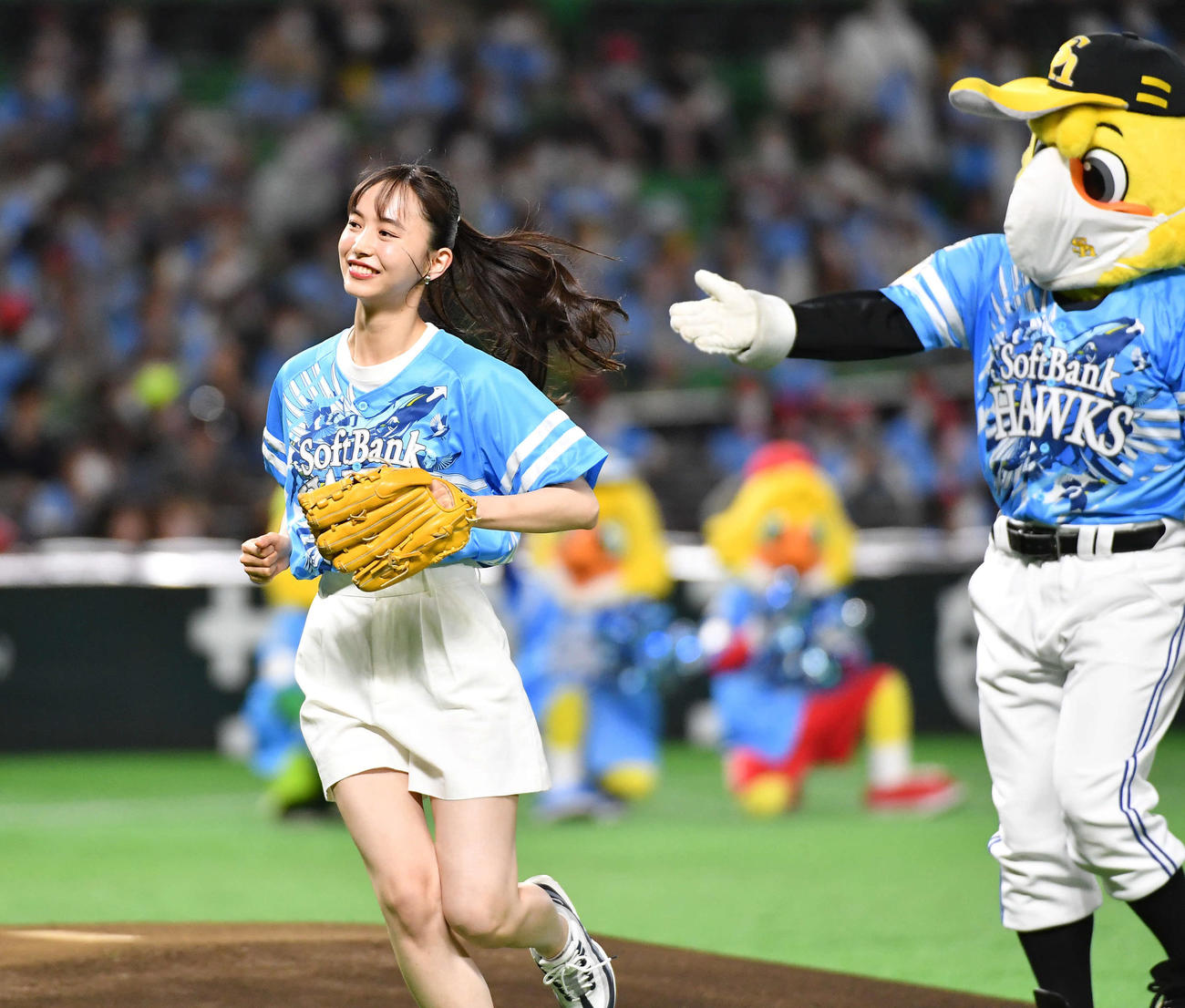 ソフトバンク対ロッテ　セレモニアルピッチを終え、笑顔で引き揚げるモデル、女優の井桁弘恵（撮影・岩下翔太）