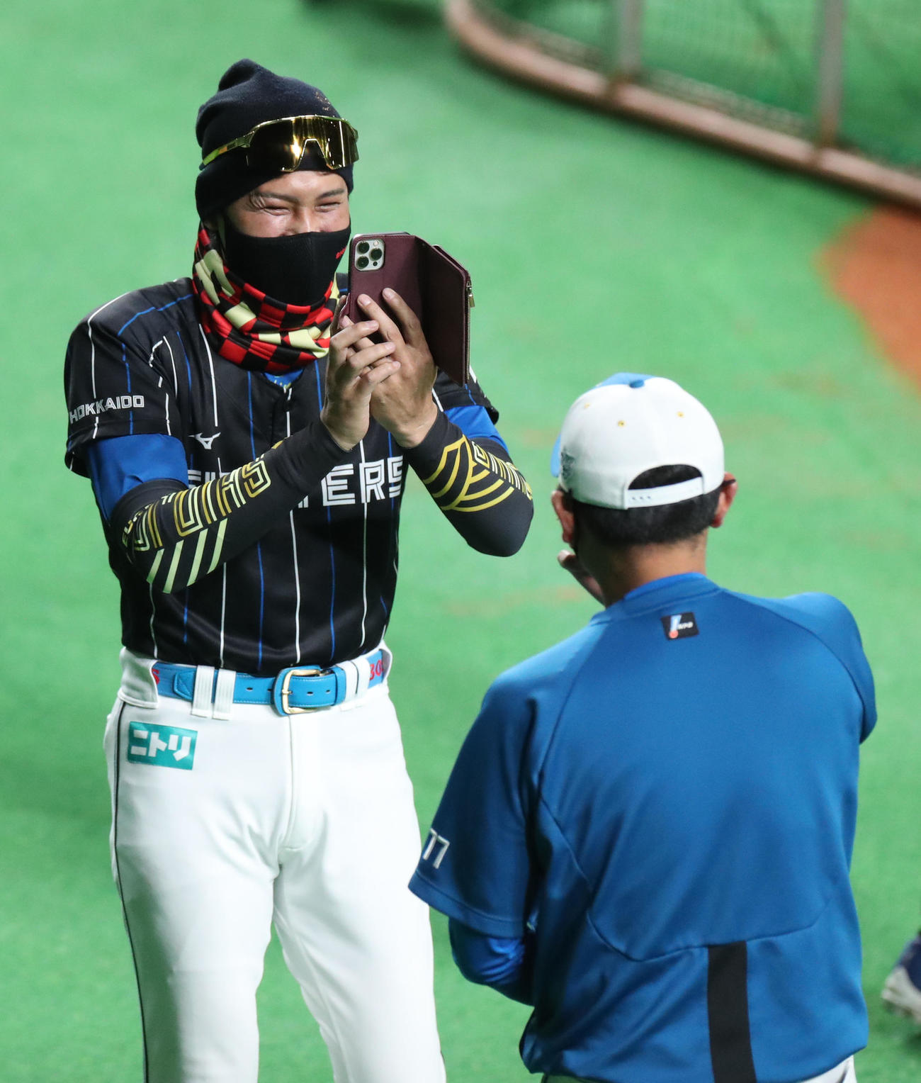日本ハム対西武　試合前、笑顔でインスタライブを行う日本ハム新庄監督（撮影・佐藤翔太）