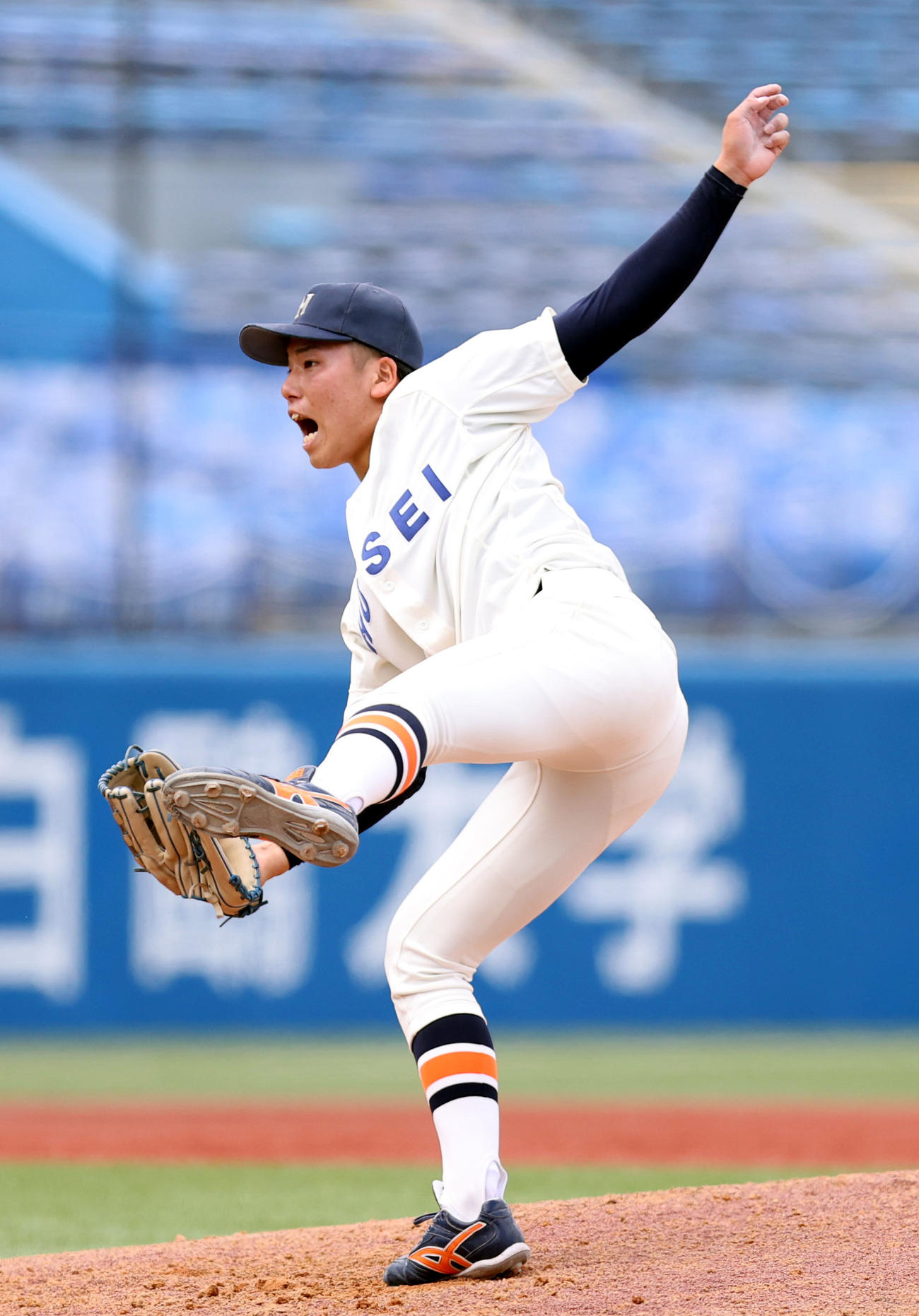 東大対法大　7回表、力投する法大先発の尾崎（撮影・狩俣裕三）