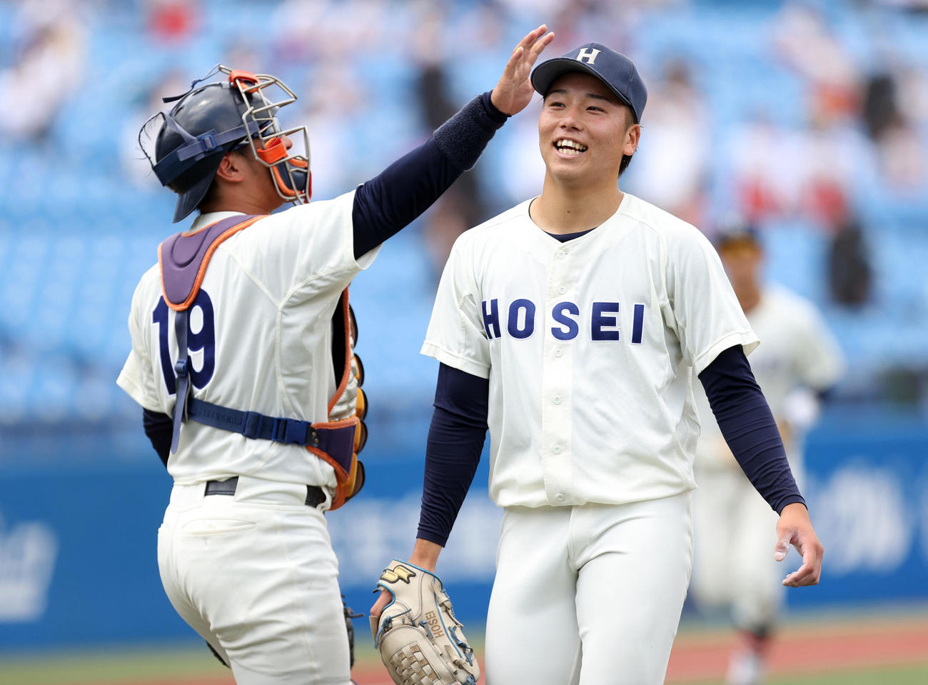 東大対法大　7回表を抑え、法大・村上（左）から頭をポンとたたかれる法大先発の尾崎（撮影・狩俣裕三）