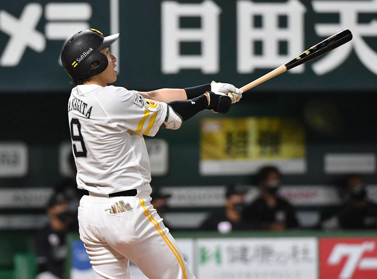 ソフトバンク対ロッテ　4回裏ソフトバンク無死一塁、柳田悠岐は左中間へ先制2点本塁打を放つ（撮影・岩下翔太）