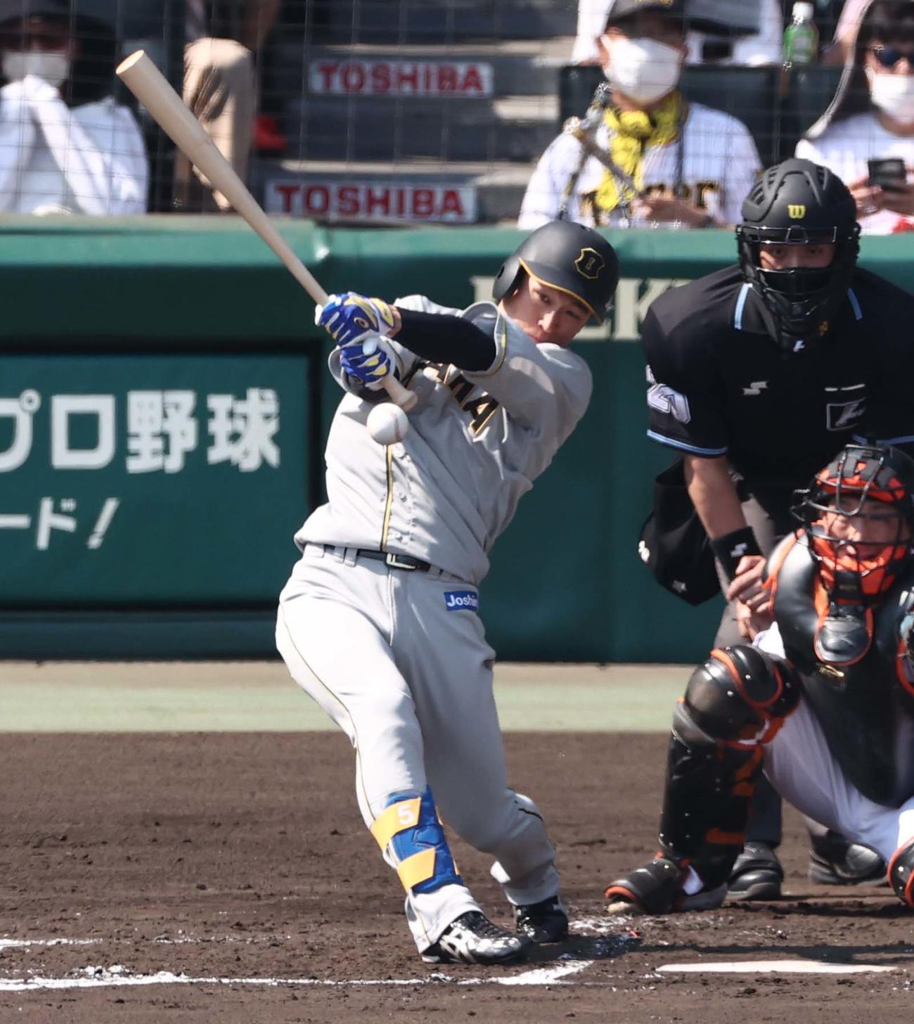阪神対巨人　2回裏阪神1死満塁、近本光司は中前に先制適時打を放つ（撮影・上田博志）