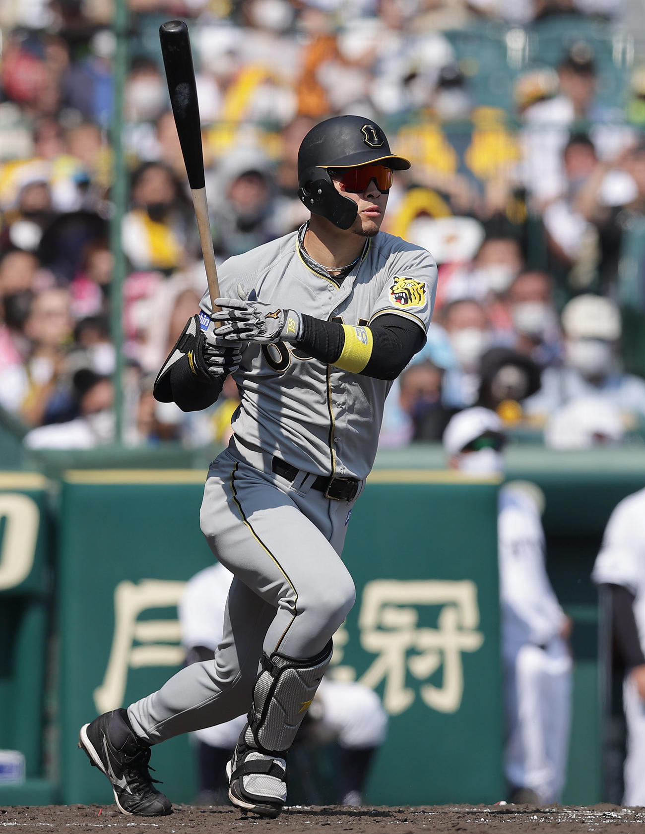 阪神対巨人　2回裏阪神2死一、三塁、一塁へ適時内野安打を放つ佐藤輝明（撮影・前田充）