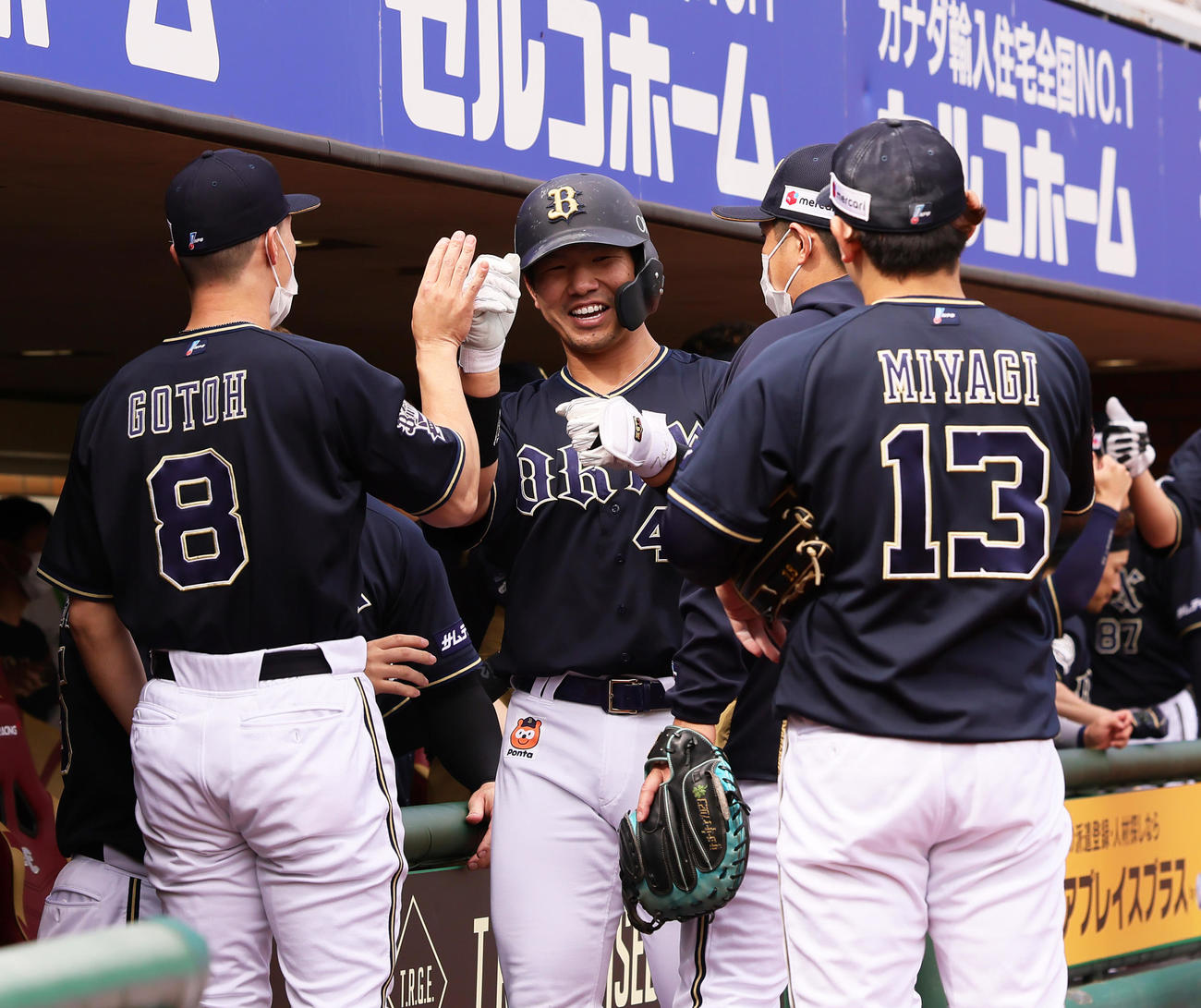 楽天対オリックス　6回表オリックス1死一塁、左中間への2点本塁打を放ち笑顔でタッチを交わす頓宮（撮影・足立雅史）