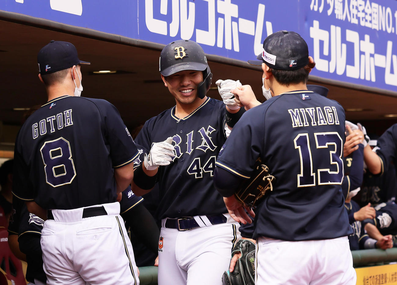楽天対オリックス　6回表オリックス1死一塁、左中間への2点本塁打を放った頓宮（中央）は宮城と笑顔でタッチを交わす（撮影・足立雅史）