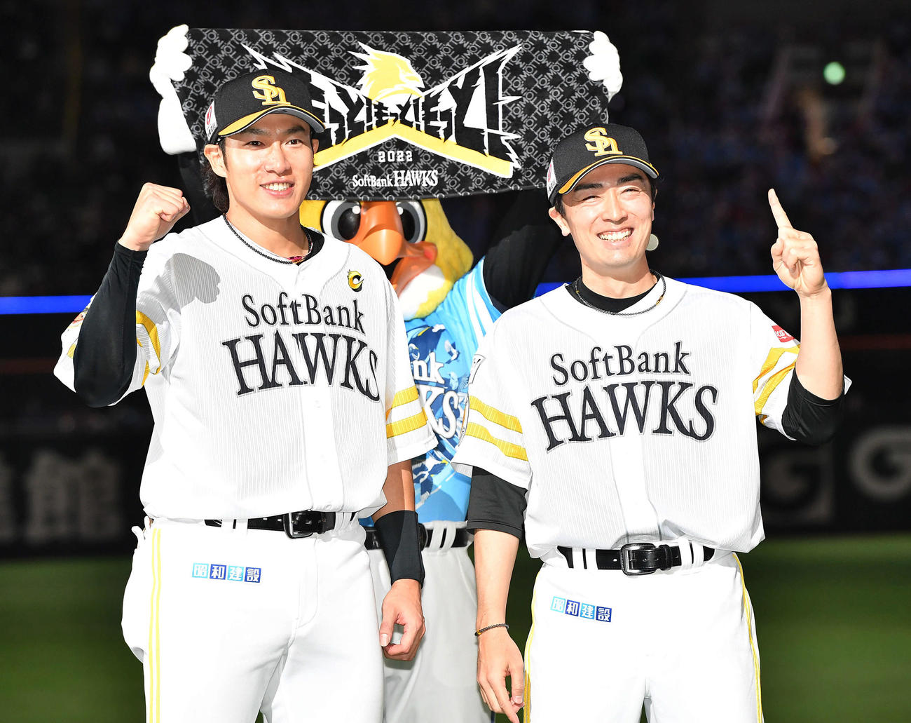 ソフトバンク対ロッテ　今季初勝利を挙げ、指で1をつくり笑顔を見せる和田（右）、左は柳田（撮影・岩下翔太）