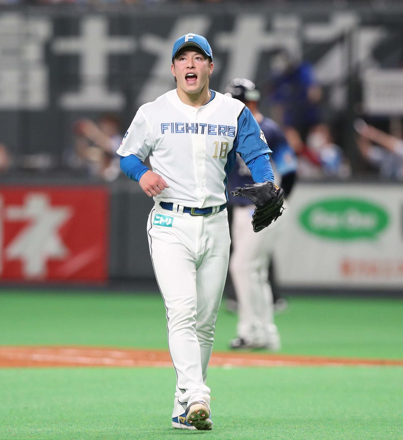 日本ハム対西武　5回表、無失点に抑え叫ぶ吉田（撮影・黒川智章）