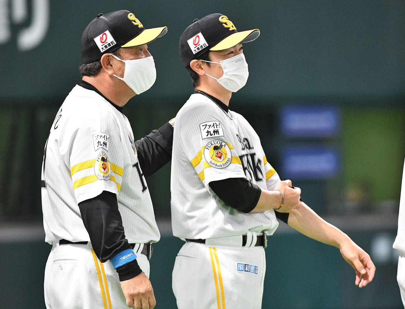 ソフトバンク対ロッテ　今季初勝利を挙げ、藤本監督（左）と笑顔で言葉を交わす和田（撮影・岩下翔太）