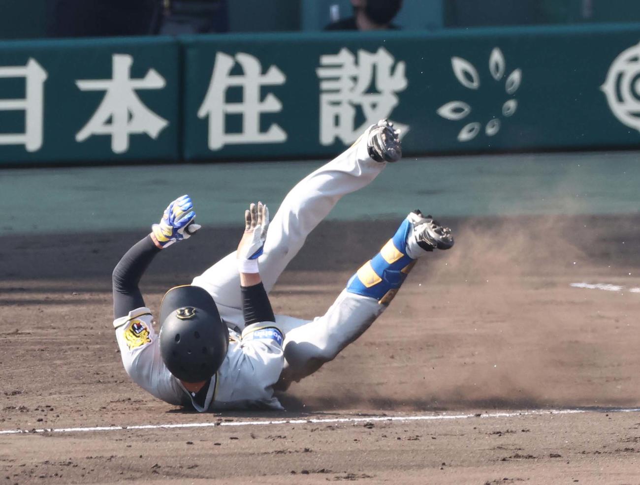 阪神対巨人　4回裏阪神無死、一ゴロを放った近本（右）はベースカバーに入った戸田の足に引っかかり転ぶ（撮影・上田博志）