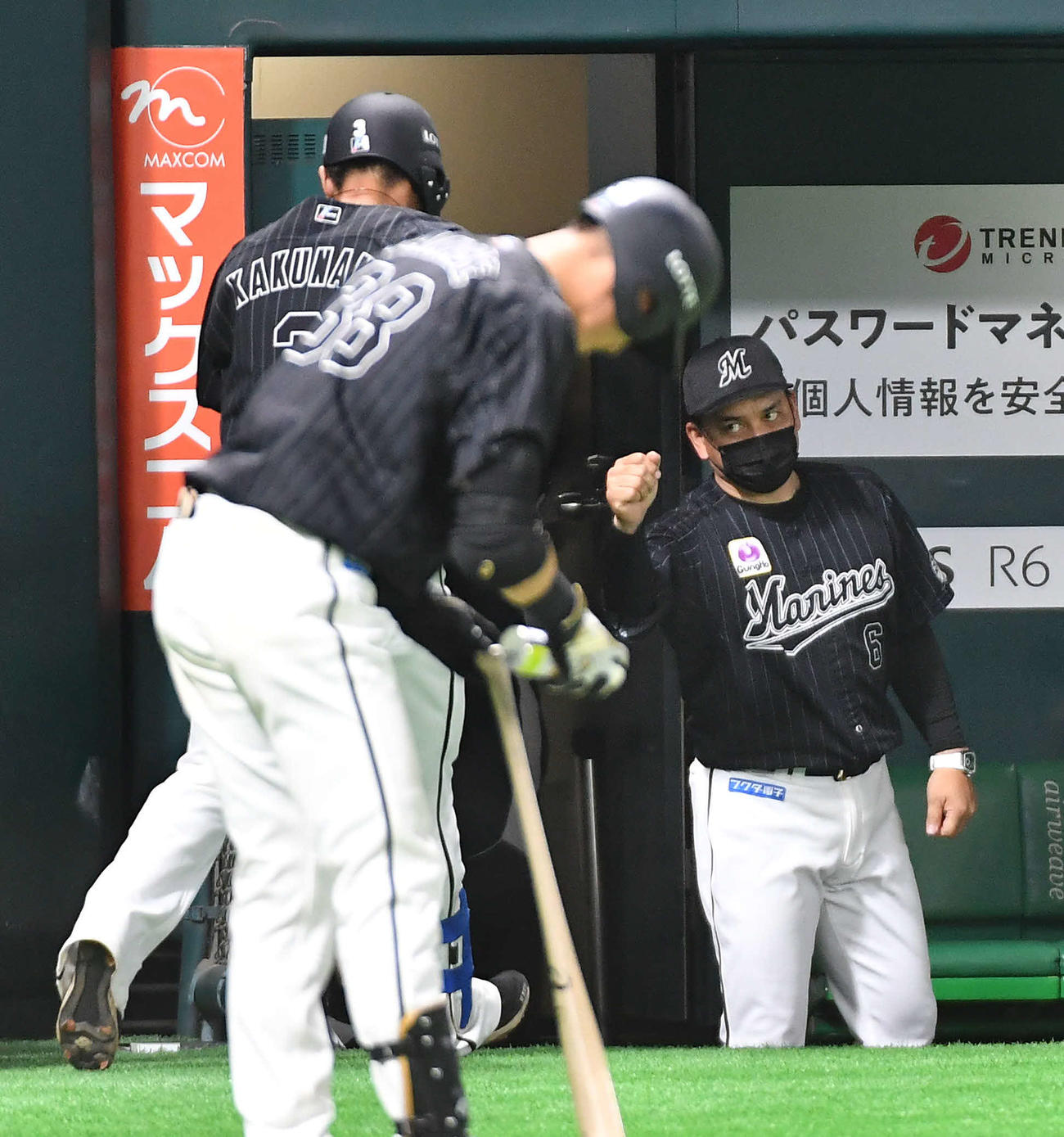 ソフトバンク対ロッテ　8回表ロッテ無死、左前安打を放ち、代走を送られてベンチへ戻った角中（左）を迎える井口監督（撮影・岩下翔太）