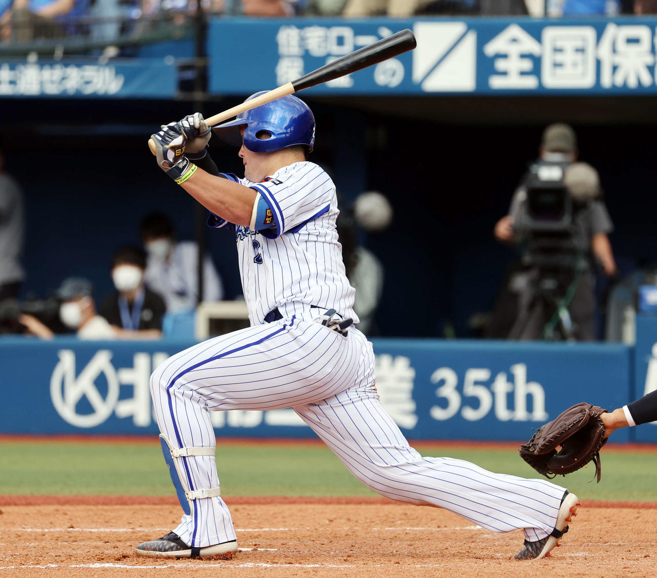 DeNA対ヤクルト　5回裏DeNA1死一、二塁、牧は中前適時打を放つ（撮影・浅見桂子）