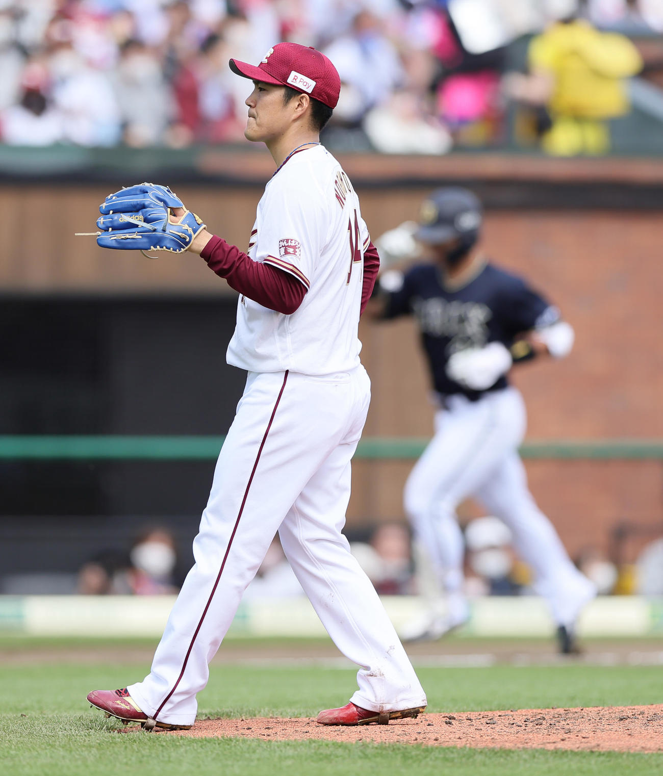 楽天対オリックス　6回表オリックス1死一塁、頓宮（後方）に左中間への2点本塁打を浴びた則本昂（撮影・足立雅史）