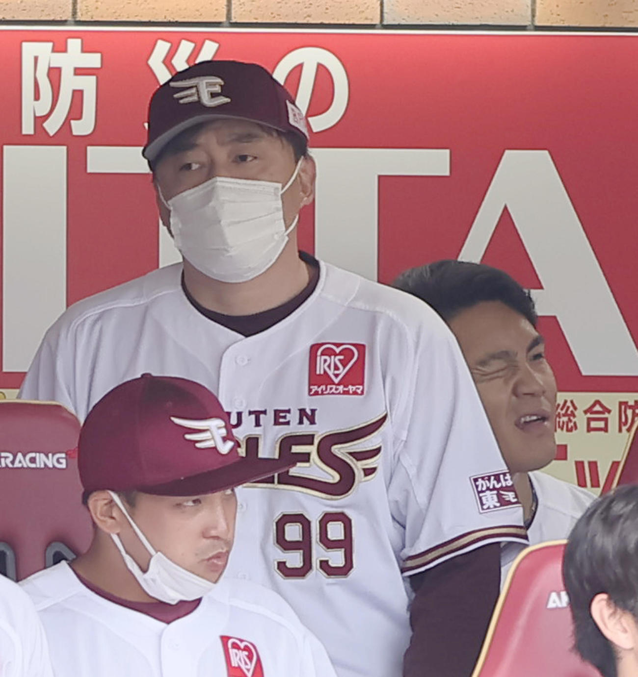 楽天対オリックス　6回6失点でベンチに戻った楽天則本昂（右）は石井GM兼監督と会話を交わし厳しい表情を見せる（撮影・足立雅史）