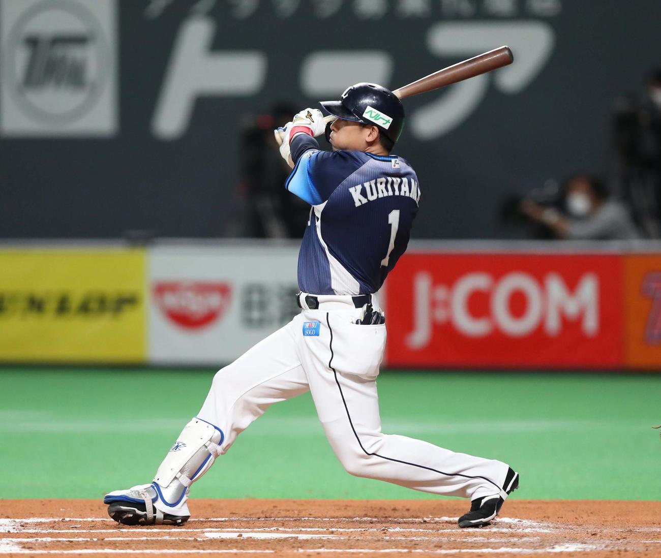 日本ハム対西武　8回表西武1死二塁、左中間に適時二塁打を放つ栗山（撮影・黒川智章）