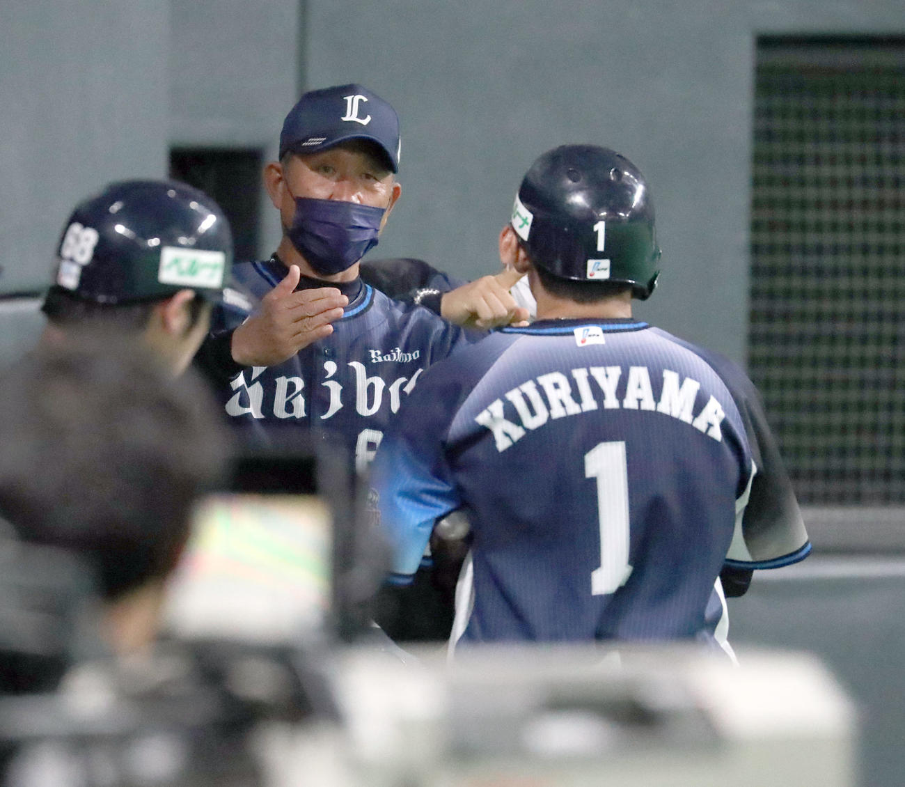 日本ハム対西武　8回表西武1死二塁、辻監督（左後方）は適時二塁打を放った栗山を出迎える（撮影・佐藤翔太）