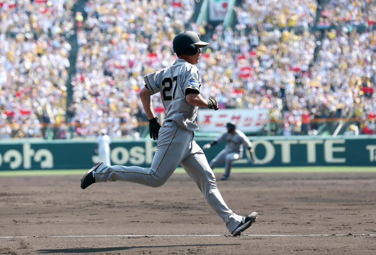 阪神対巨人　2回裏阪神2死満塁、二走伊藤将は大山の左前適時打と相手守備のミスで一気に生還する（撮影・上山淳一）