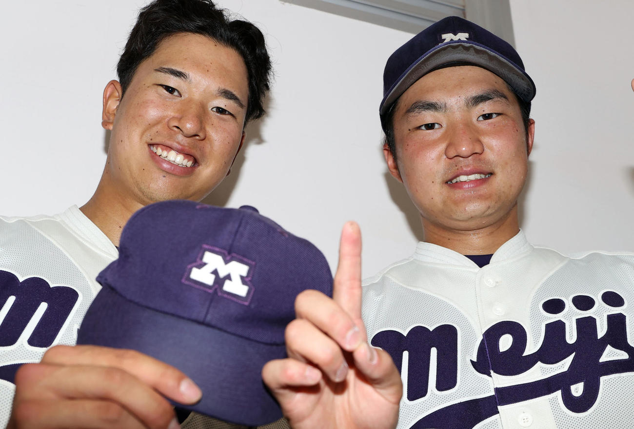 明大対立大　優勝まで「M1」とポーズを決める明大・上田（左）と完投勝利の村田（撮影・狩俣裕三）