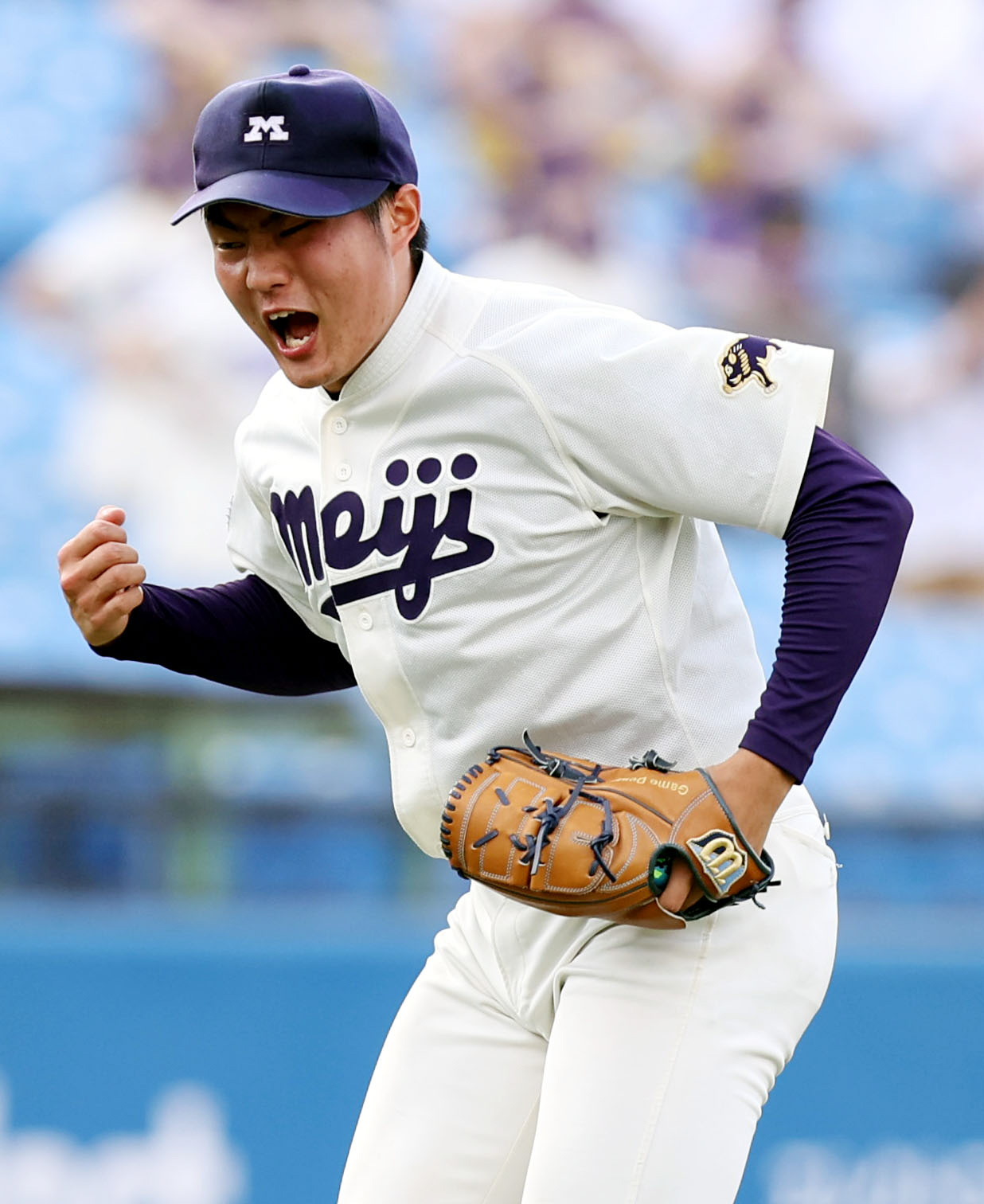 明大対立大　8回裏立大2死一塁、立大・山田を三ゴロに打ち取り、力強くガッツポーズを決める明大先発の村田（撮影・狩俣裕三）