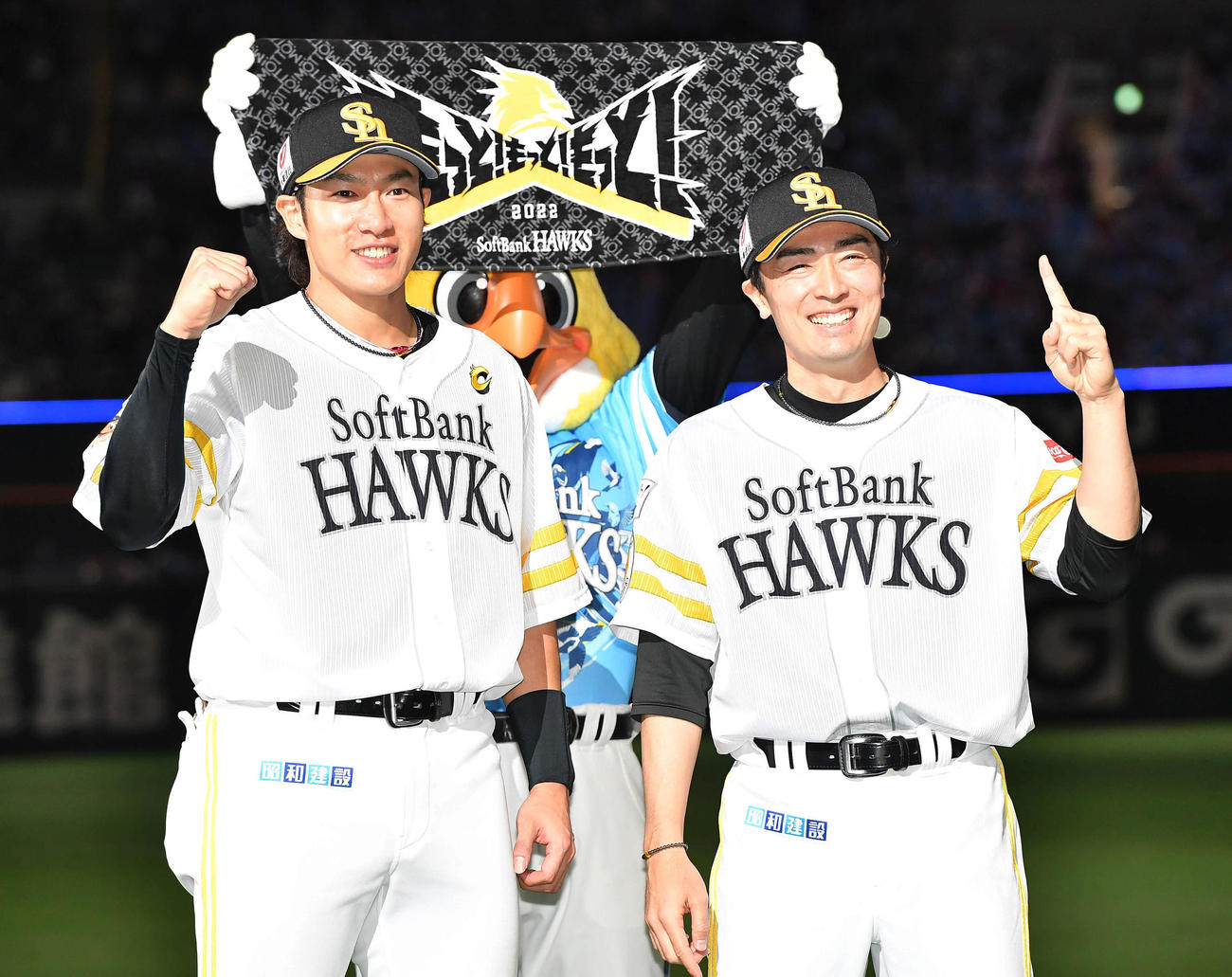 ソフトバンク対ロッテ　今季初勝利を挙げ、指で1をつくり笑顔を見せる和田（右）。左は柳田（撮影・岩下翔太）