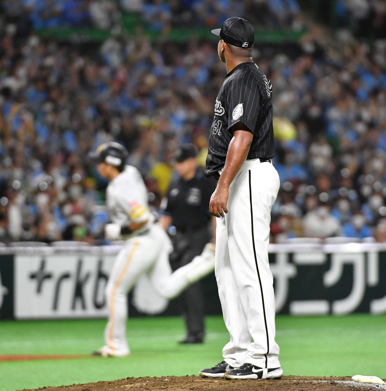 ソフトバンク対ロッテ　4回裏ソフトバンク無死一塁、左中間へ先制2点本塁打を放った柳田（左）を見つめるロメロ（撮影・岩下翔太）