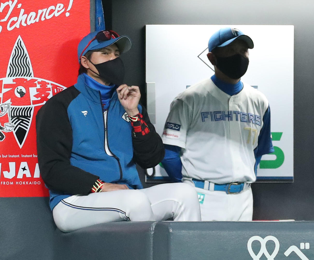 日本ハム対西武　先制を許しマスクを直す日本ハム新庄監督（撮影・佐藤翔太）