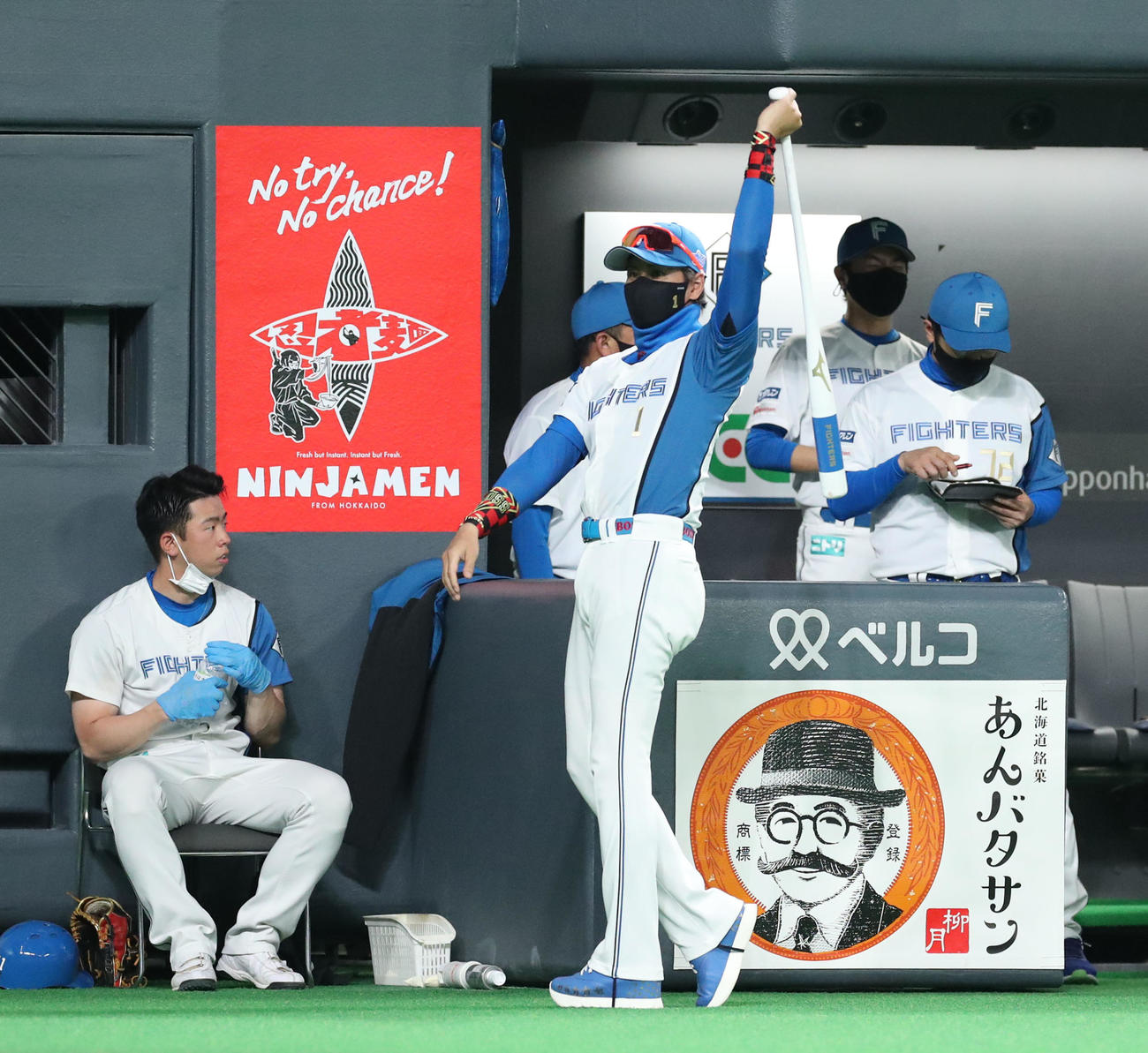 日本ハム対西武　選手交代を告げベンチ前で素振りをする日本ハム新庄監督（撮影・佐藤翔太）