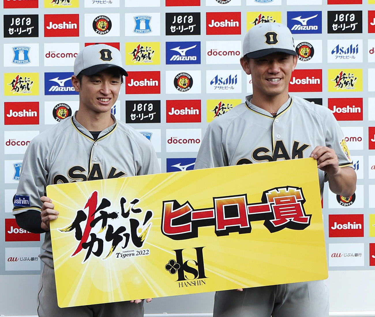 阪神対巨人　お立ち台で笑顔を見せるヒーローの阪神近本（左）と阪神伊藤将（撮影・上山淳一）