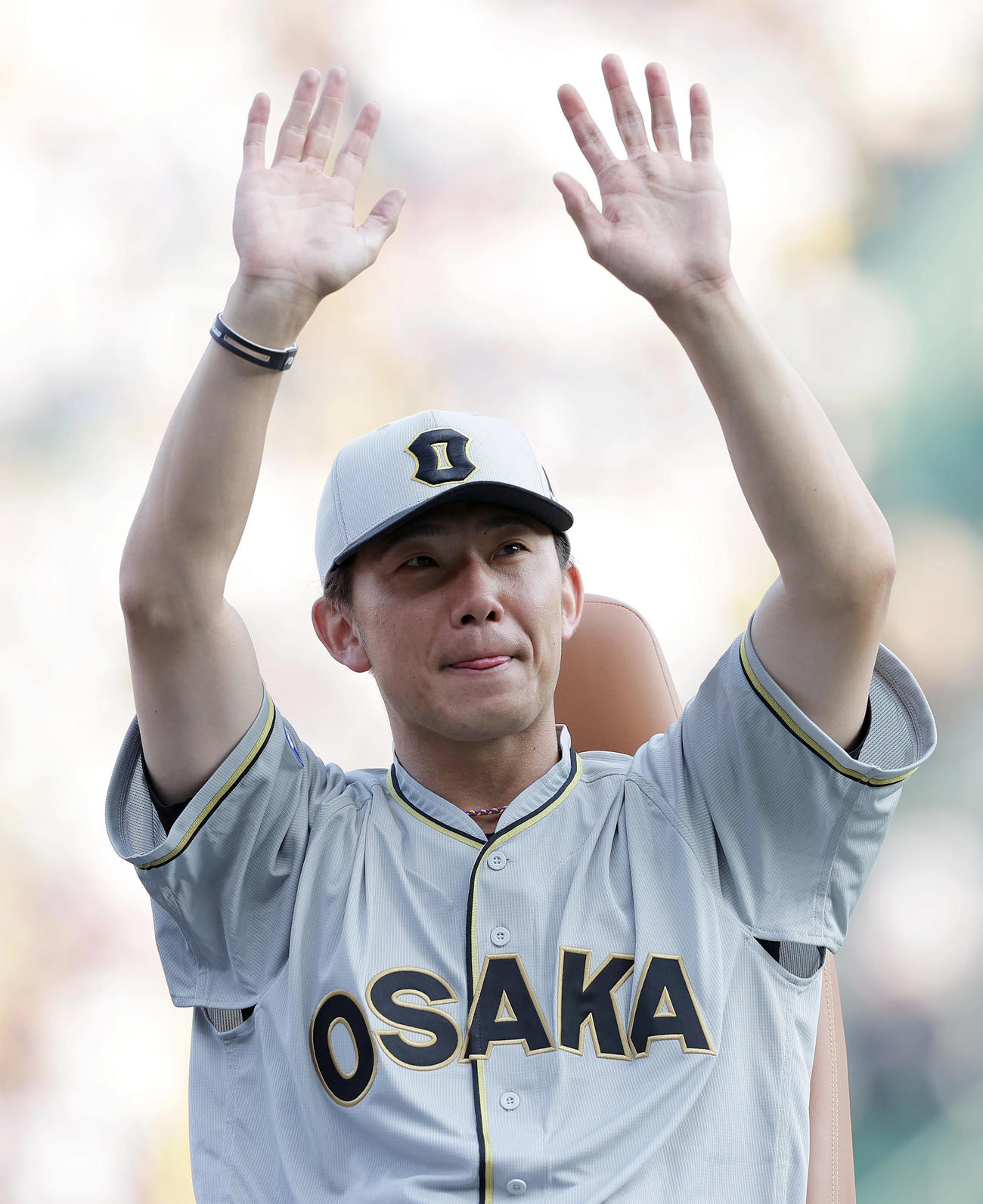 阪神対巨人　ヒーローインタビューを終え、スタンドのファンに手を振りながら場内1周する阪神伊藤将（撮影・前田充）
