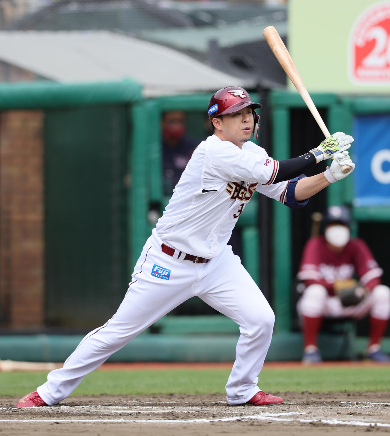 楽天対オリックス　6回裏楽天1死二塁、浅村は右前適時打を放つ（撮影・足立雅史）