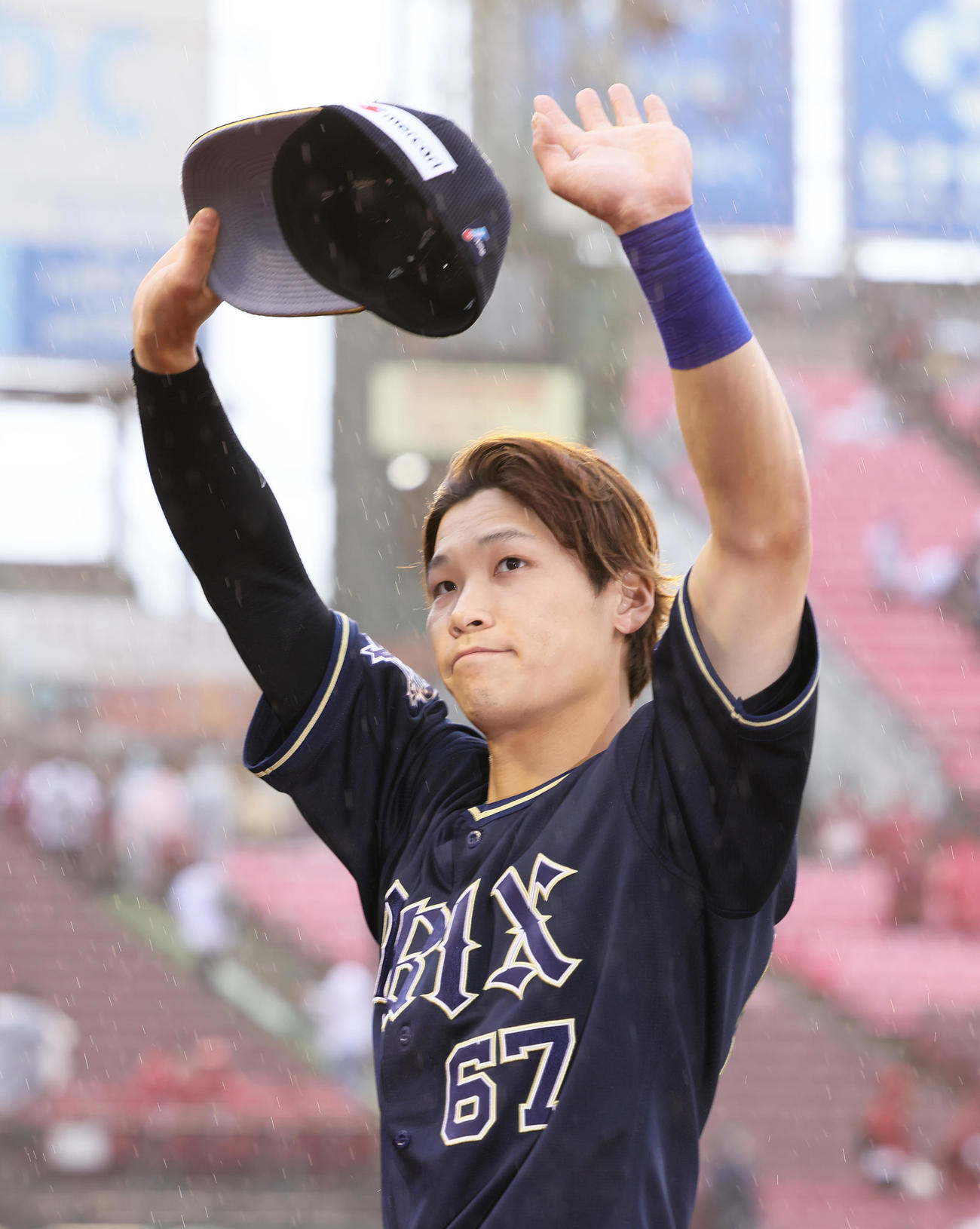 楽天対オリックス　2安打3打点の活躍を見せたオリックス中川圭はスタンドからの声援に手を振って応える（撮影・足立雅史）