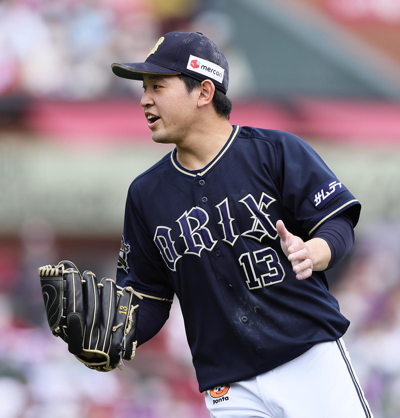 楽天対オリックス　6回裏楽天1死一塁、島内を二併殺打に仕留めグラブをたたく宮城（撮影・足立雅史）