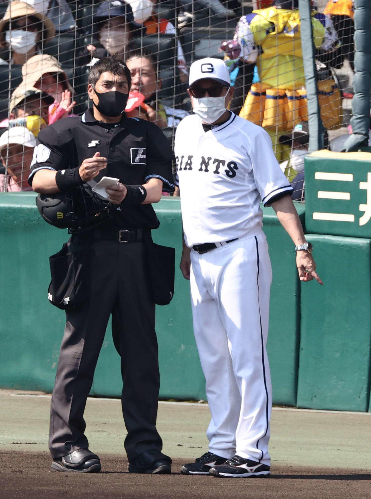 2回、白井球審（左）に投手交代を告げる原監督（撮影・上田博志）