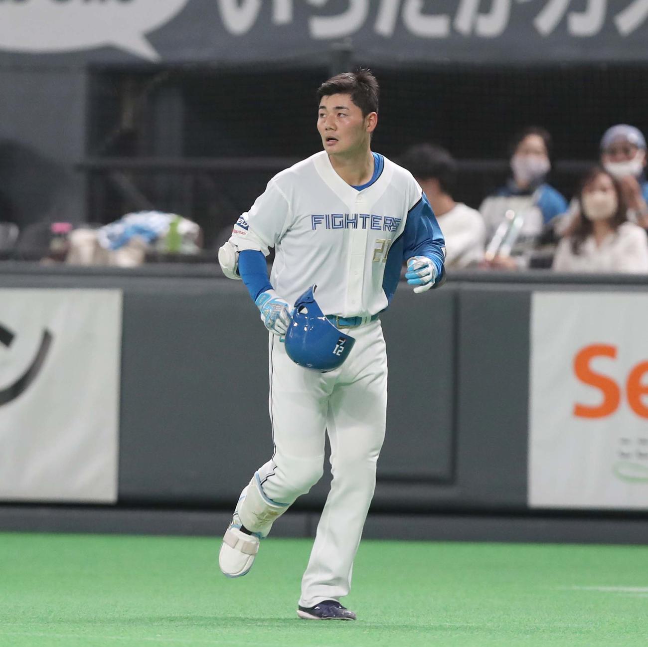 日本ハム対西武　9回裏日本ハム無死、一ゴロに終わり引き揚げる清宮（撮影・黒川智章）