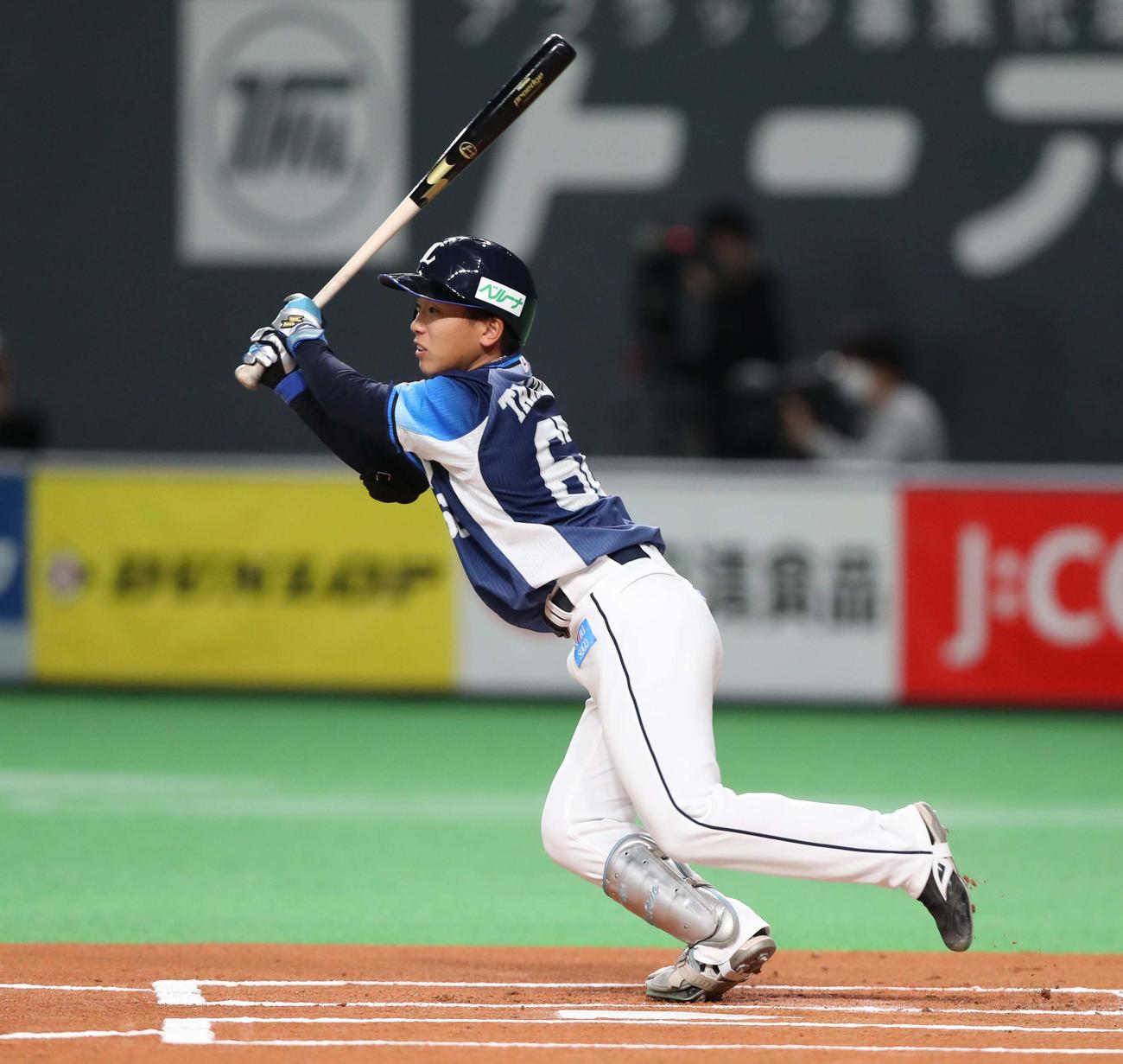 日本ハム対西武　1回表西武無死一塁、中前打を放つ滝沢（撮影・黒川智章）
