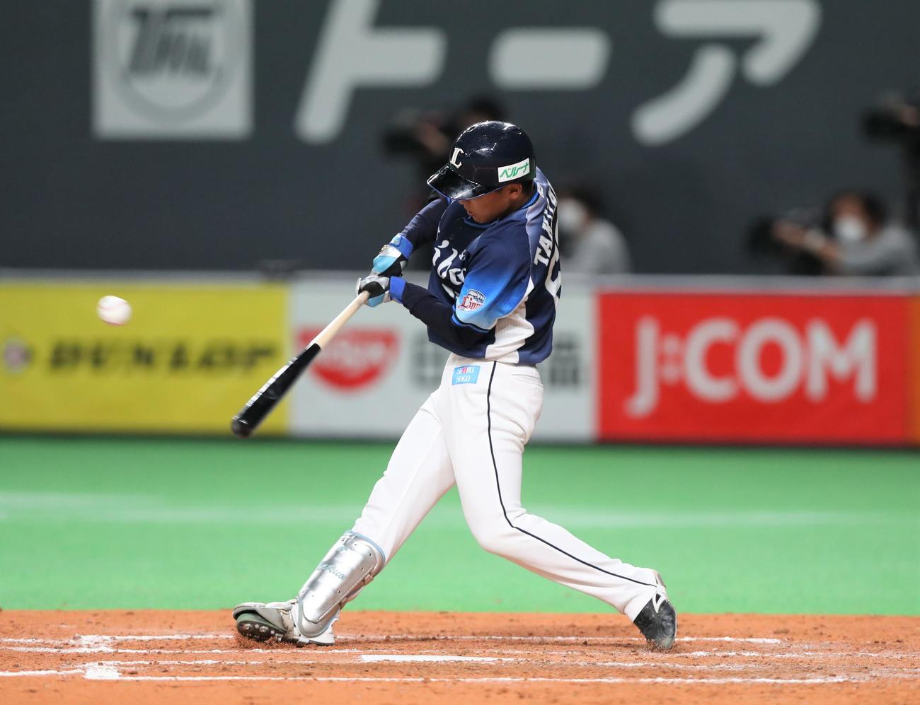 日本ハム対西武　5回表西武1死、中前打を放つ滝沢（撮影・黒川智章）