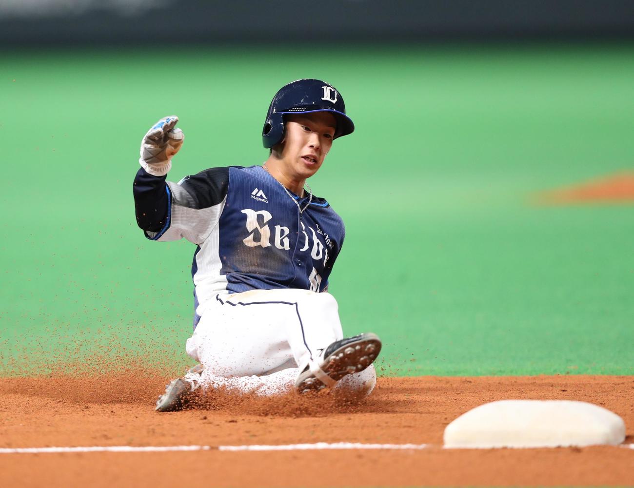 日本ハム対西武　5回表西武1死一塁、愛斗の右前打で三塁に進む滝沢（撮影・黒川智章）