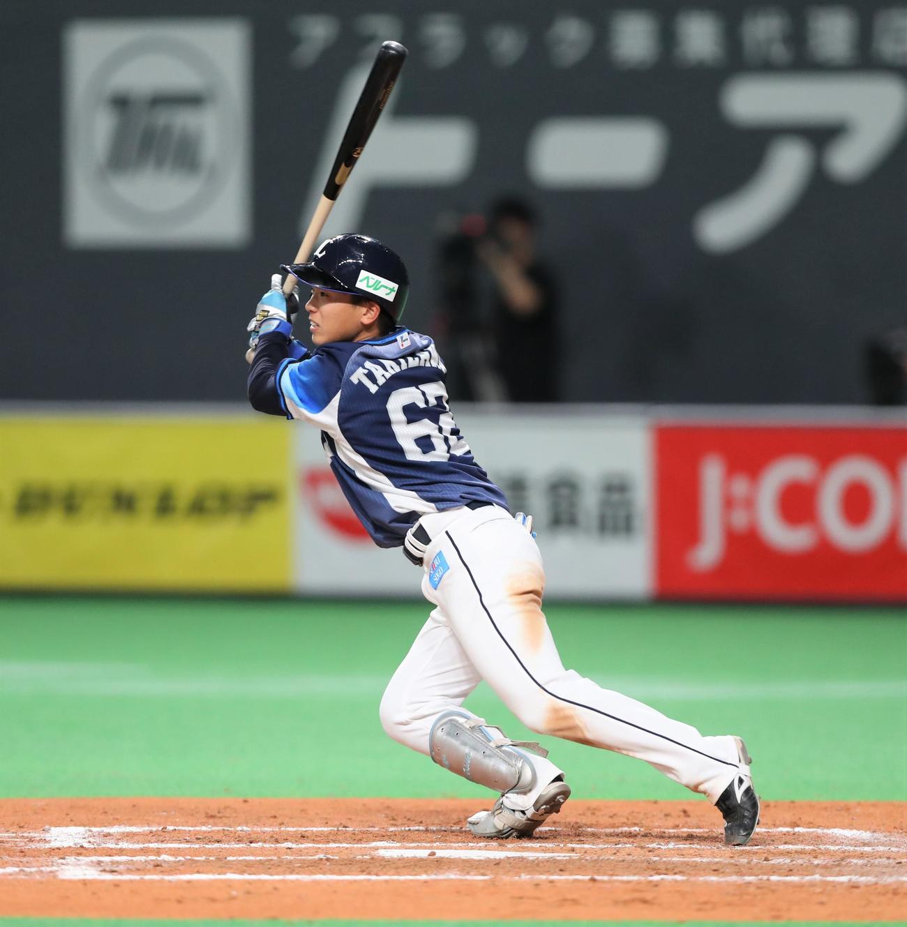 日本ハム対西武　9回表西武2死、中前打を放つ滝沢（撮影・黒川智章）