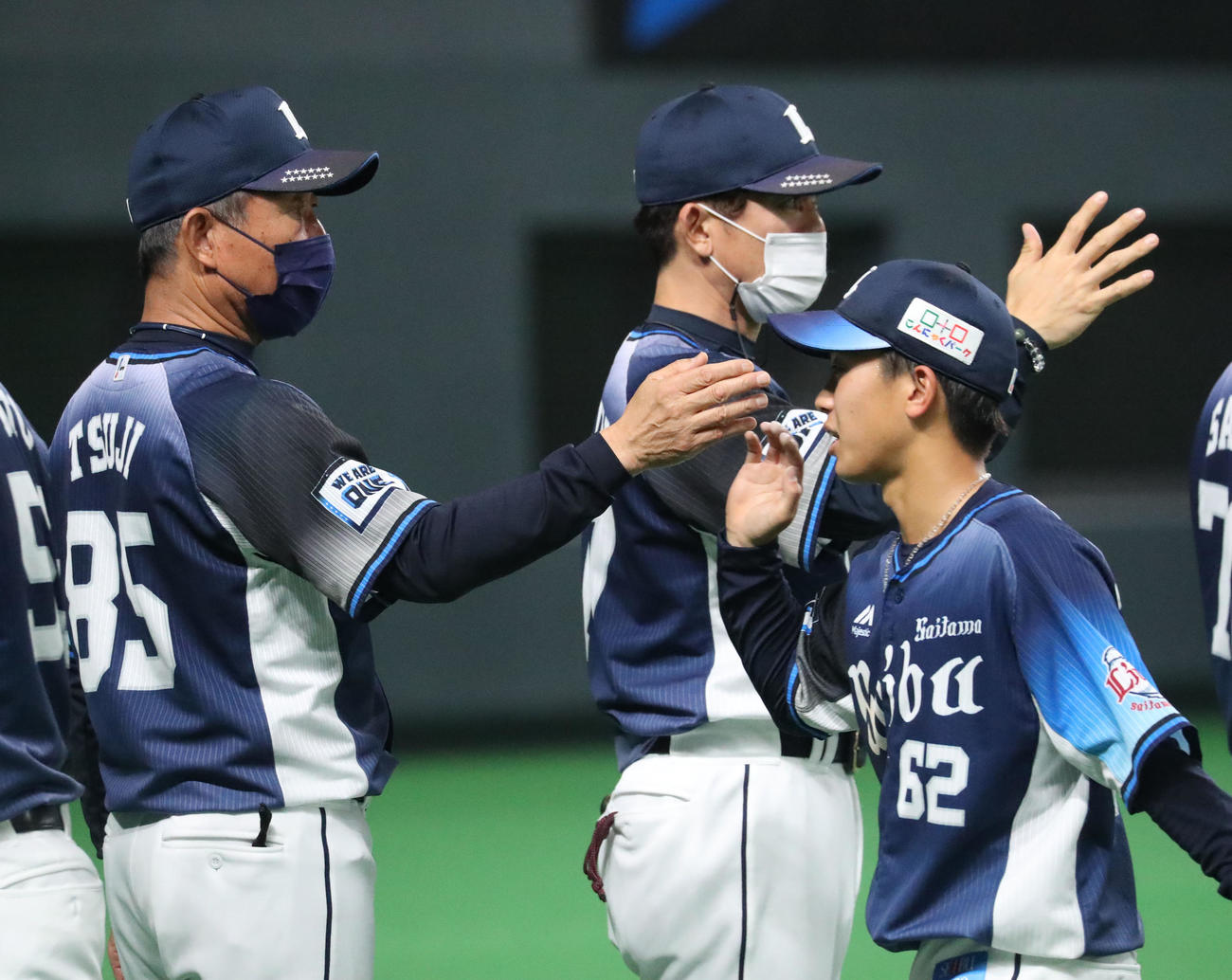日本ハム対西武　試合終了後、西武辻監督（左）は滝沢を出迎える（撮影・佐藤翔太）