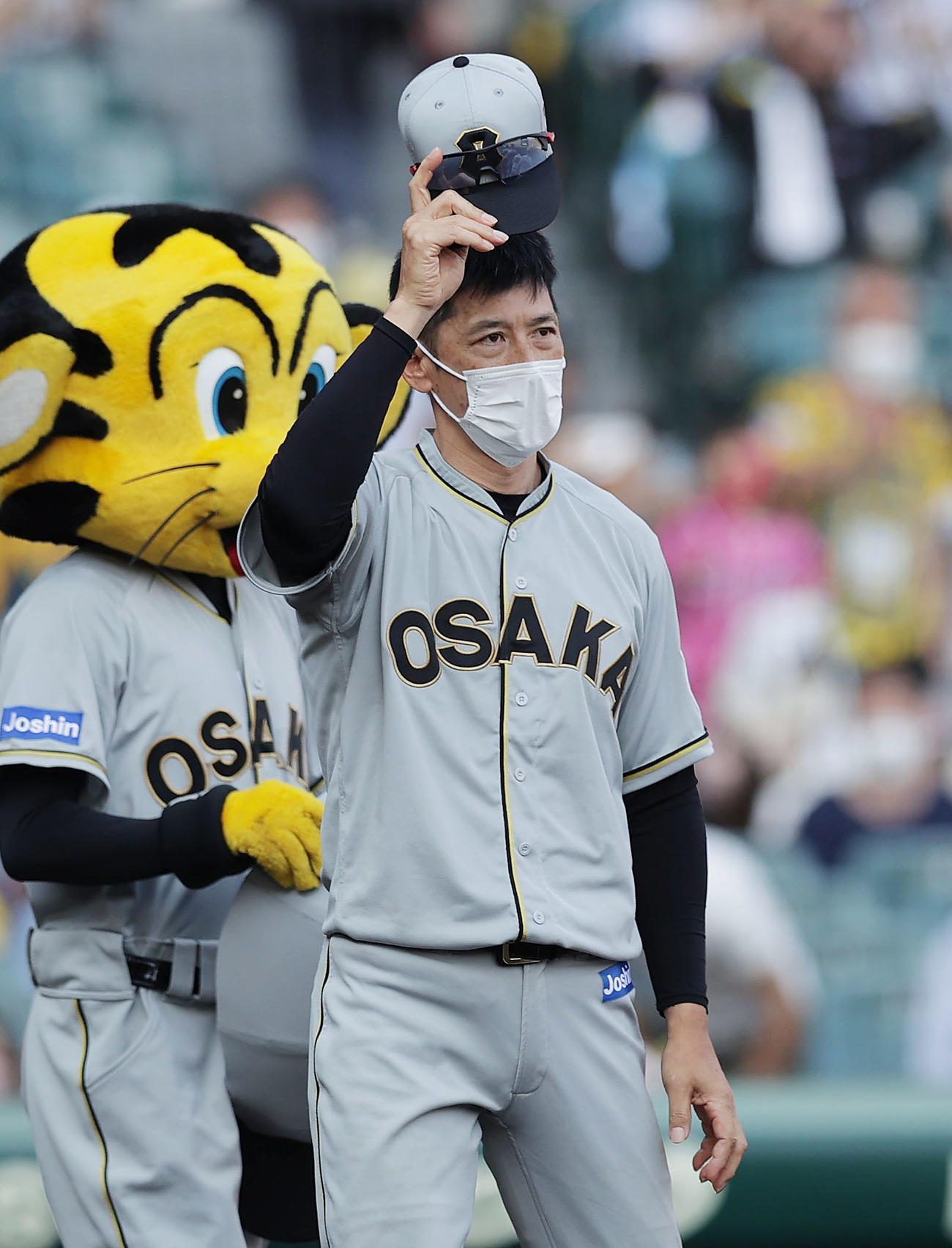 阪神対巨人　巨人に勝利し、スタンドのファンにあいさつする阪神矢野監督（撮影・前田充）