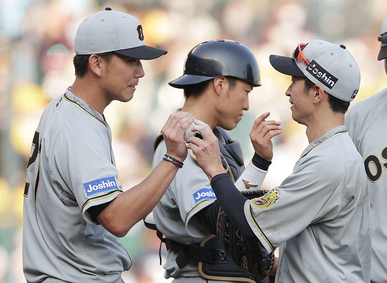 阪神対巨人　完封勝利を挙げ、近本（右）から勝利球を受け取る伊藤将。中央は長坂（撮影・前田充）