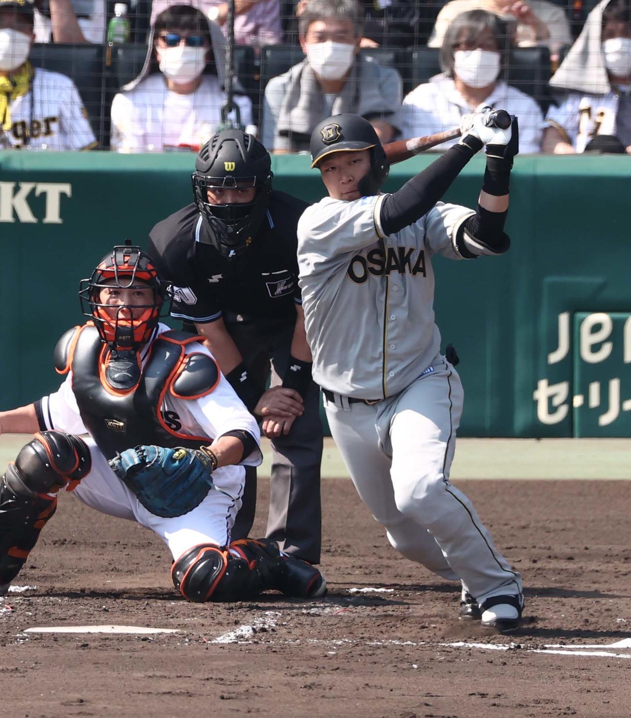 阪神対巨人　2回裏阪神2死満塁、大山は左前2点適時打を放つ（撮影・上田博志）