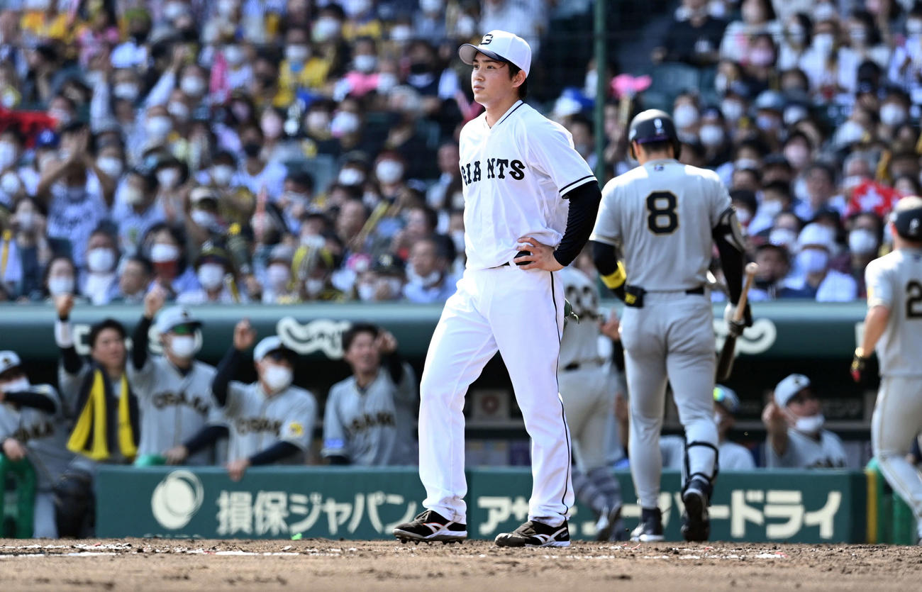 巨人対阪神　2回表阪神2死満塁、大山に2点適時打を浴びて立ちつくす巨人高橋（撮影・たえ見朱実）
