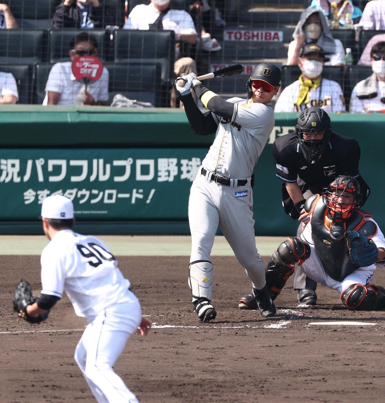阪神対巨人　2回裏阪神2死一、三塁、佐藤輝は一塁へ適時内野安打を放つ（撮影・上田博志）