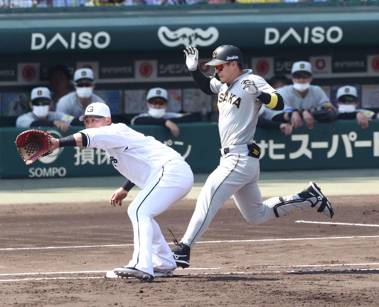 阪神対巨人　2回裏阪神2死一、三塁、佐藤輝は一塁へ適時打を放ち、必死で駆け込む（撮影・上田博志）