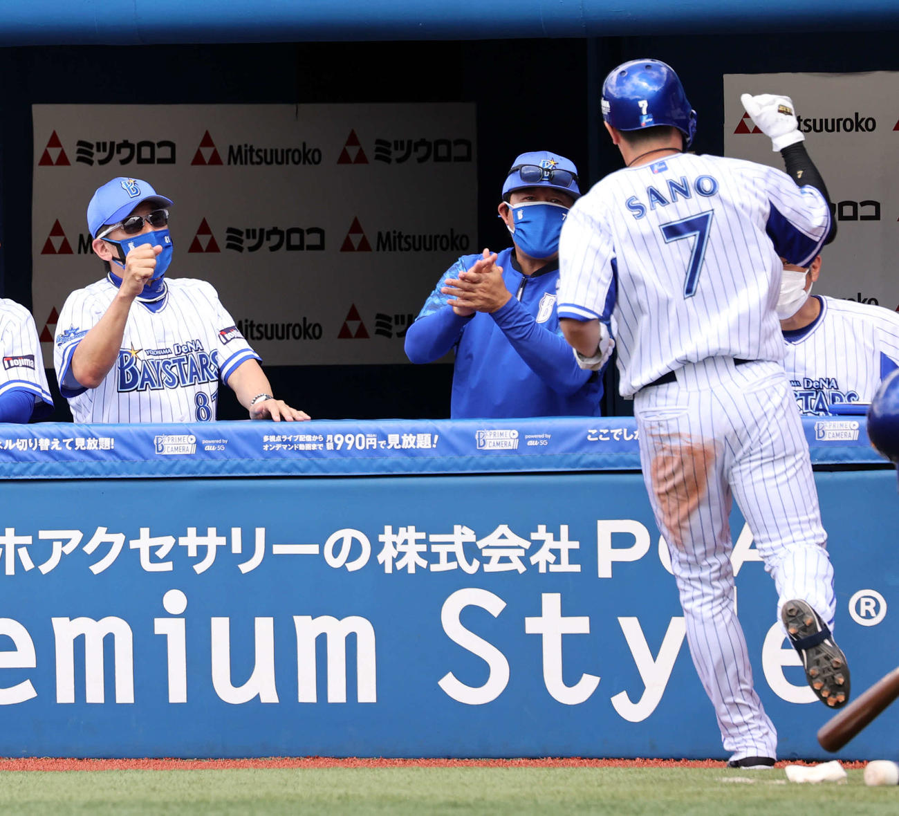 DeNA対ヤクルト　1回裏DeNA2死二塁、牧の左適時打で生還した佐野（右）を迎える三浦監督（左）ら（撮影・浅見桂子）